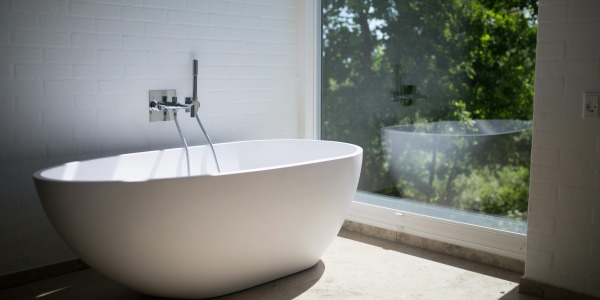 Salle de bain : 5 habitudes qui coûtent cher à votre portefeuille … et à la planète 